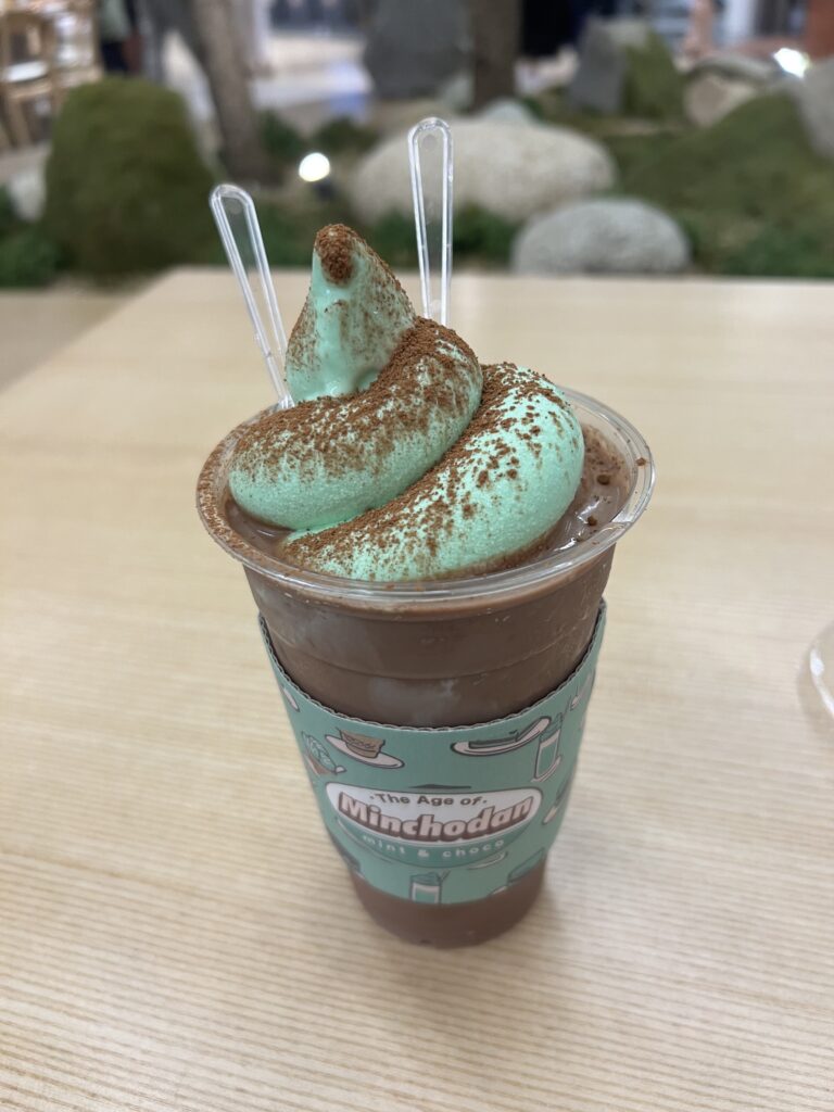 민트 초코 아이스크림 라떼